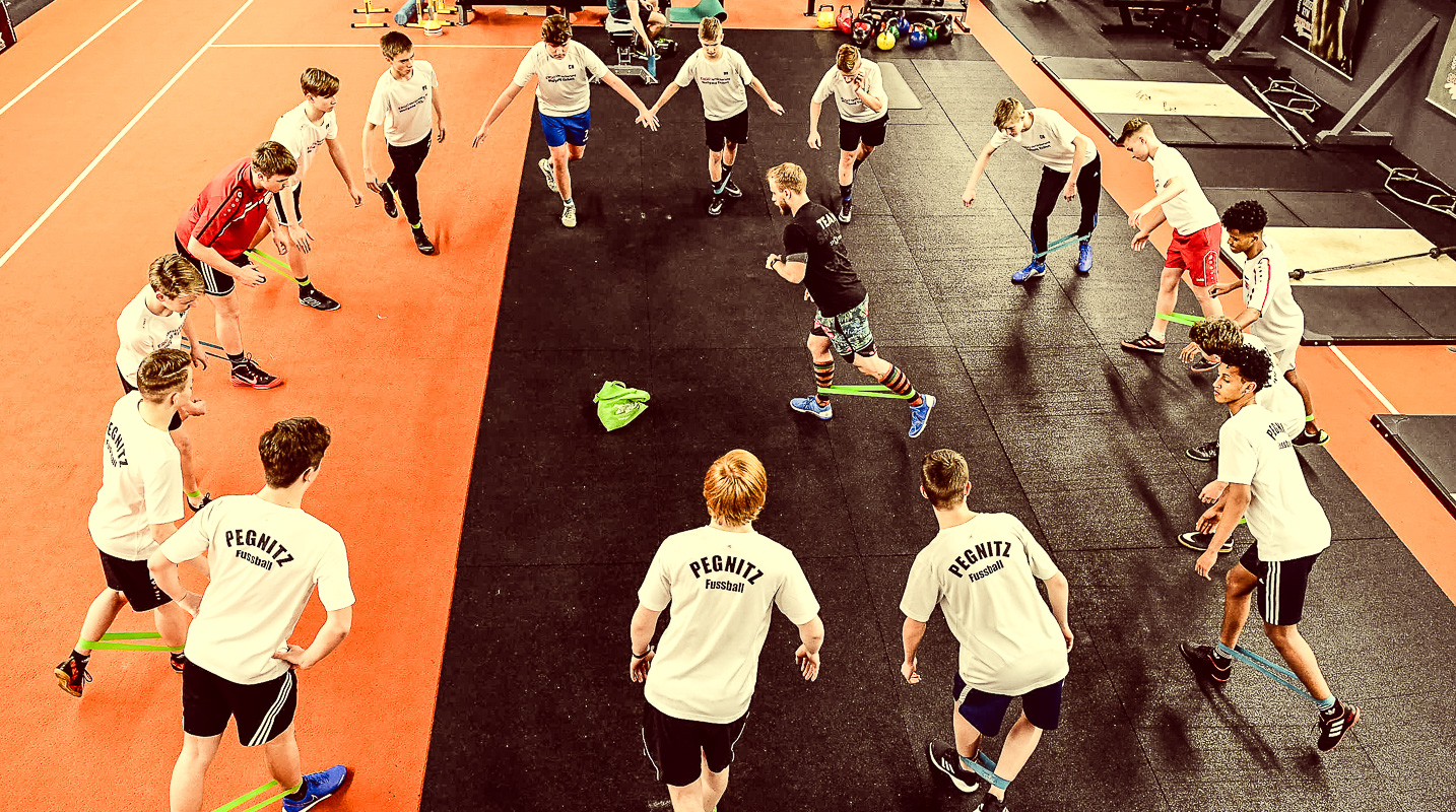 FC Pegnitz Fußball Jugend beim Cross Gym Training mit Bastian Lumpp in der Sportwelt Pegnitz