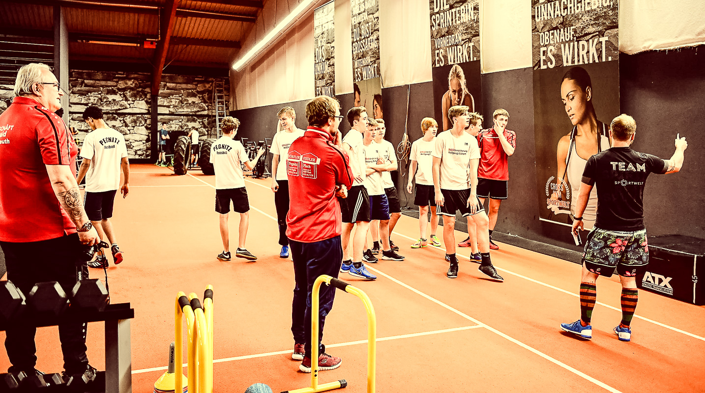 FC Pegnitz Fußball Jugend beim Cross Gym Training mit Bastian Lumpp in der Sportwelt Pegnitz