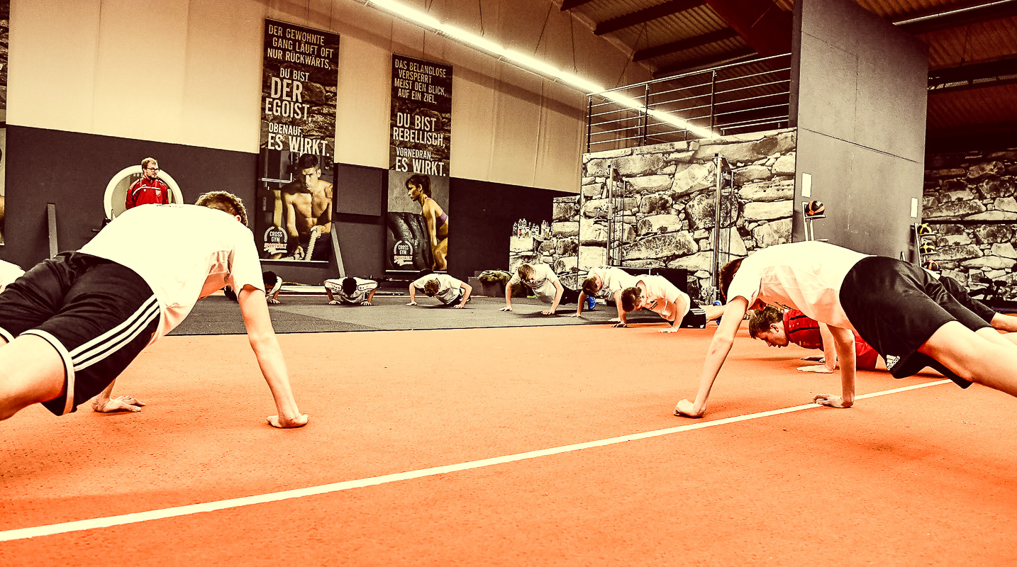 FC Pegnitz Fußball Jugend beim Cross Gym Training mit Bastian Lumpp in der Sportwelt Pegnitz