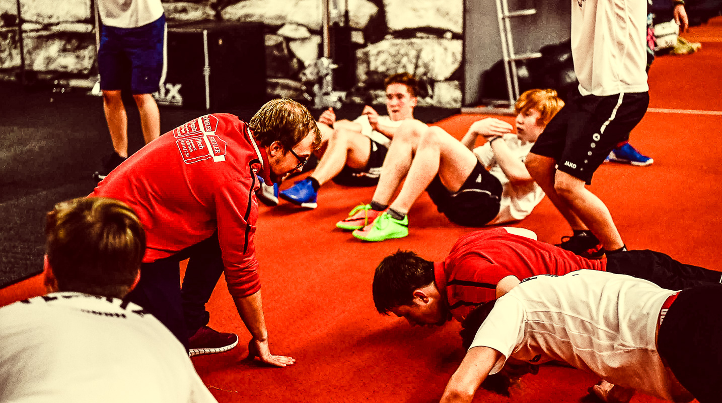 FC Pegnitz Fußball Jugend beim Cross Gym Training mit Bastian Lumpp in der Sportwelt Pegnitz