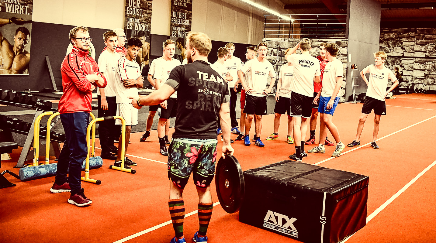 FC Pegnitz Fußball Jugend beim Cross Gym Training mit Bastian Lumpp in der Sportwelt Pegnitz