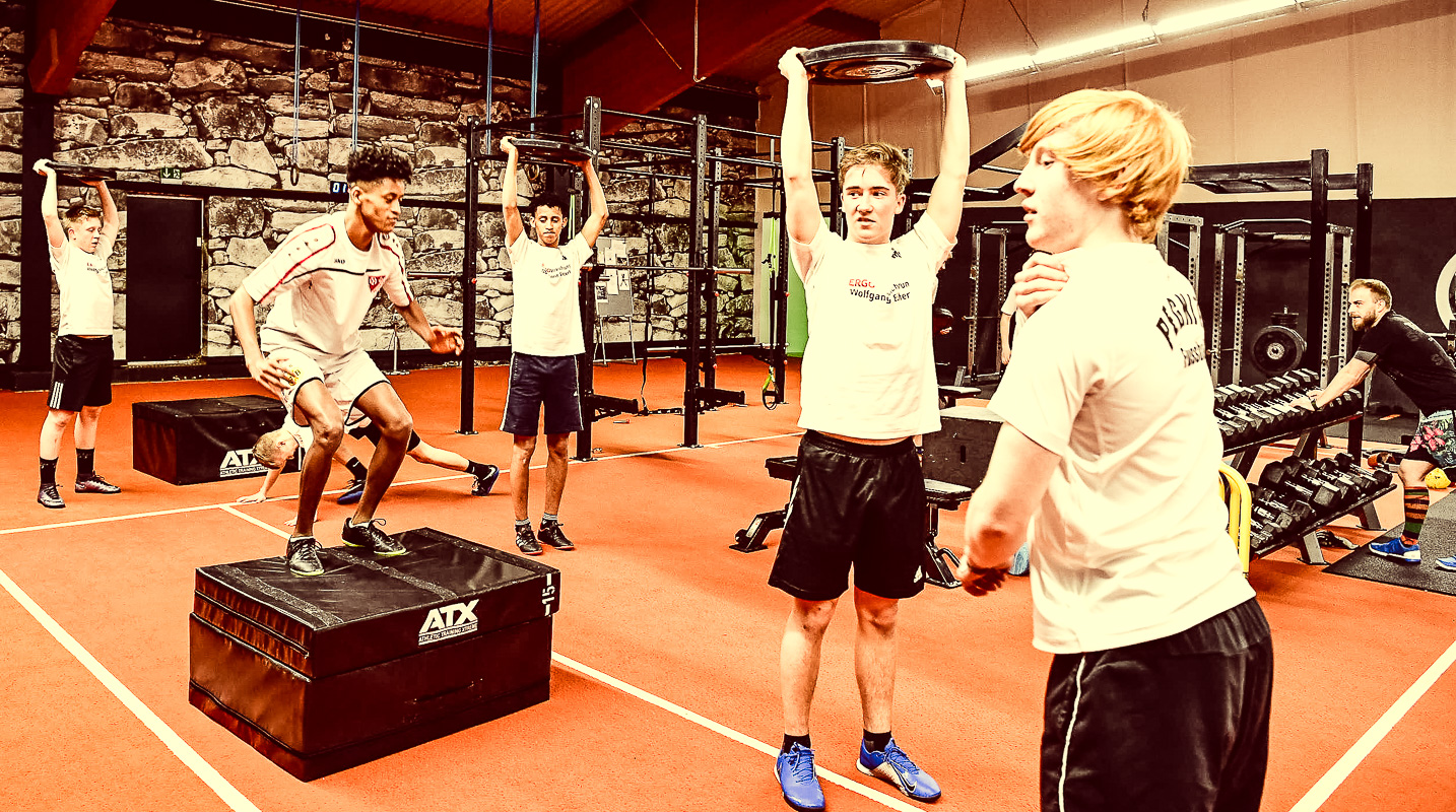 FC Pegnitz Fußball Jugend beim Cross Gym Training mit Bastian Lumpp in der Sportwelt Pegnitz