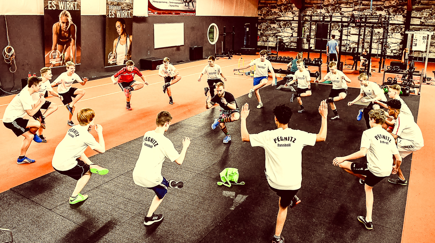 FC Pegnitz Fußball Jugend beim Cross Gym Training mit Bastian Lumpp in der Sportwelt Pegnitz