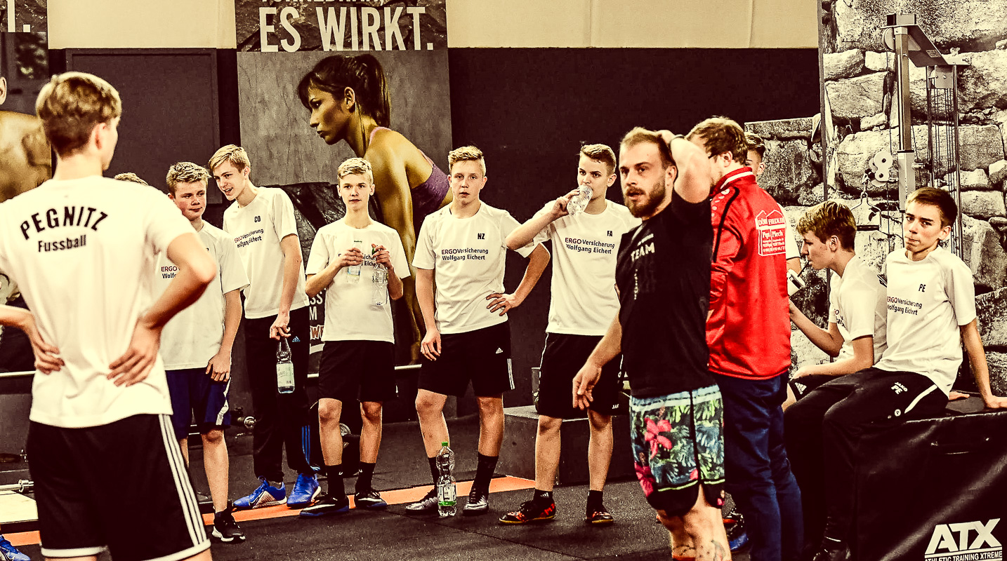 FC Pegnitz Fußball Jugend beim Cross Gym Training mit Bastian Lumpp in der Sportwelt Pegnitz