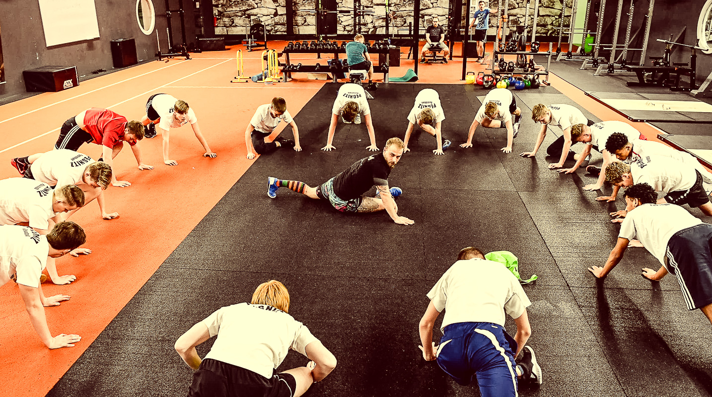 FC Pegnitz Fußball Jugend beim Cross Gym Training mit Bastian Lumpp in der Sportwelt Pegnitz