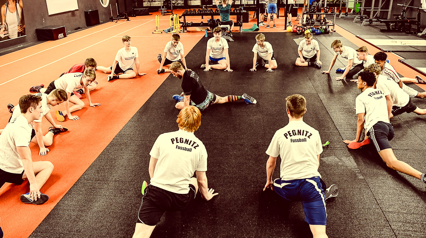 FC Pegnitz Fußball Jugend beim Cross Gym Training mit Bastian Lumpp in der Sportwelt Pegnitz