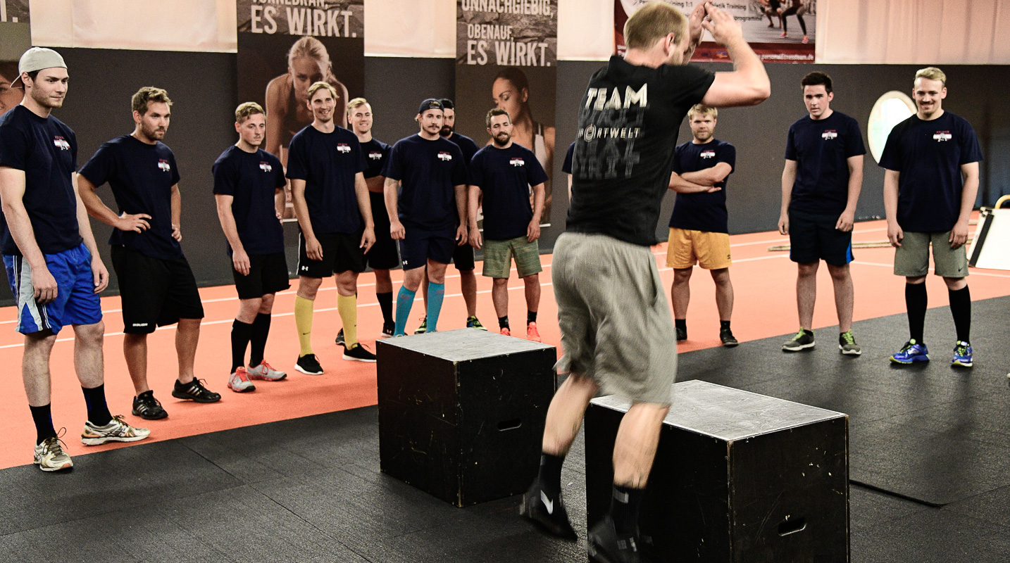 ICE DOGS Pegnitz beim Cross Gym Trainin mit Bastian Lumpp in der Sportwelt Pegnitz