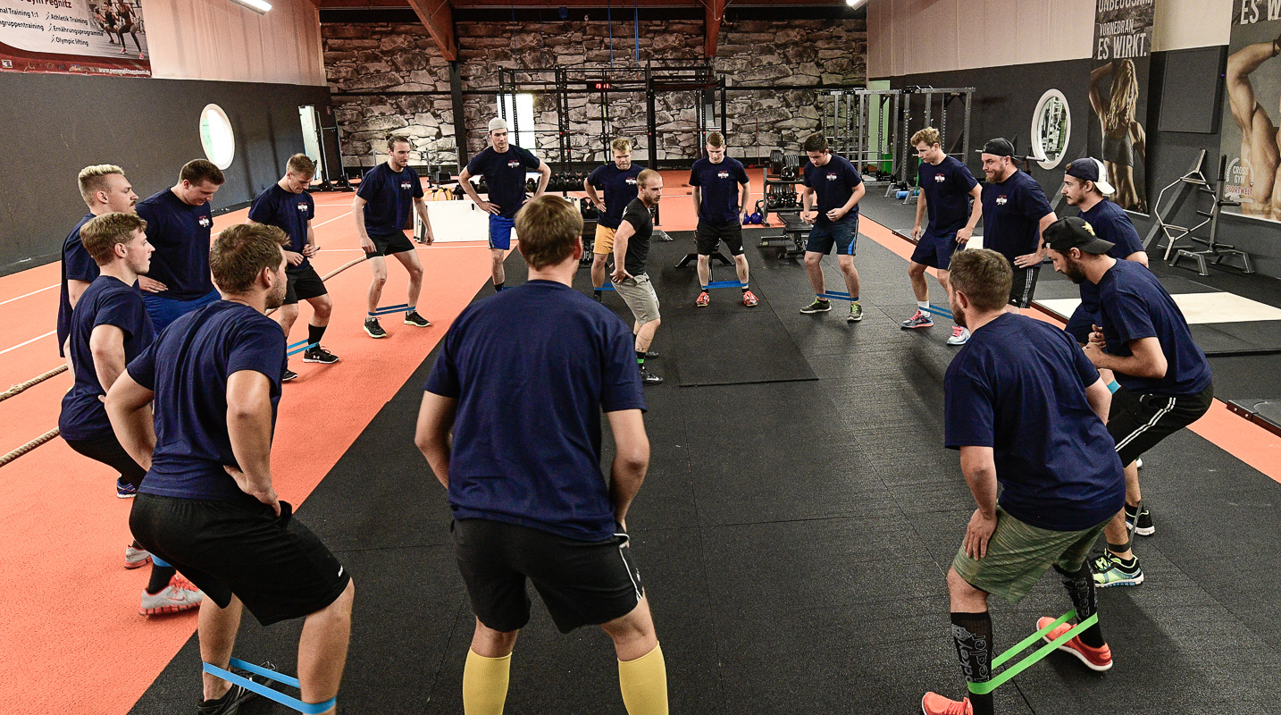 ICE DOGS Pegnitz beim Cross Gym Trainin mit Bastian Lumpp in der Sportwelt Pegnitz