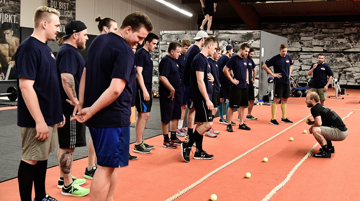 ICE DOGS Pegnitz beim Cross Gym Trainin mit Bastian Lumpp in der Sportwelt Pegnitz