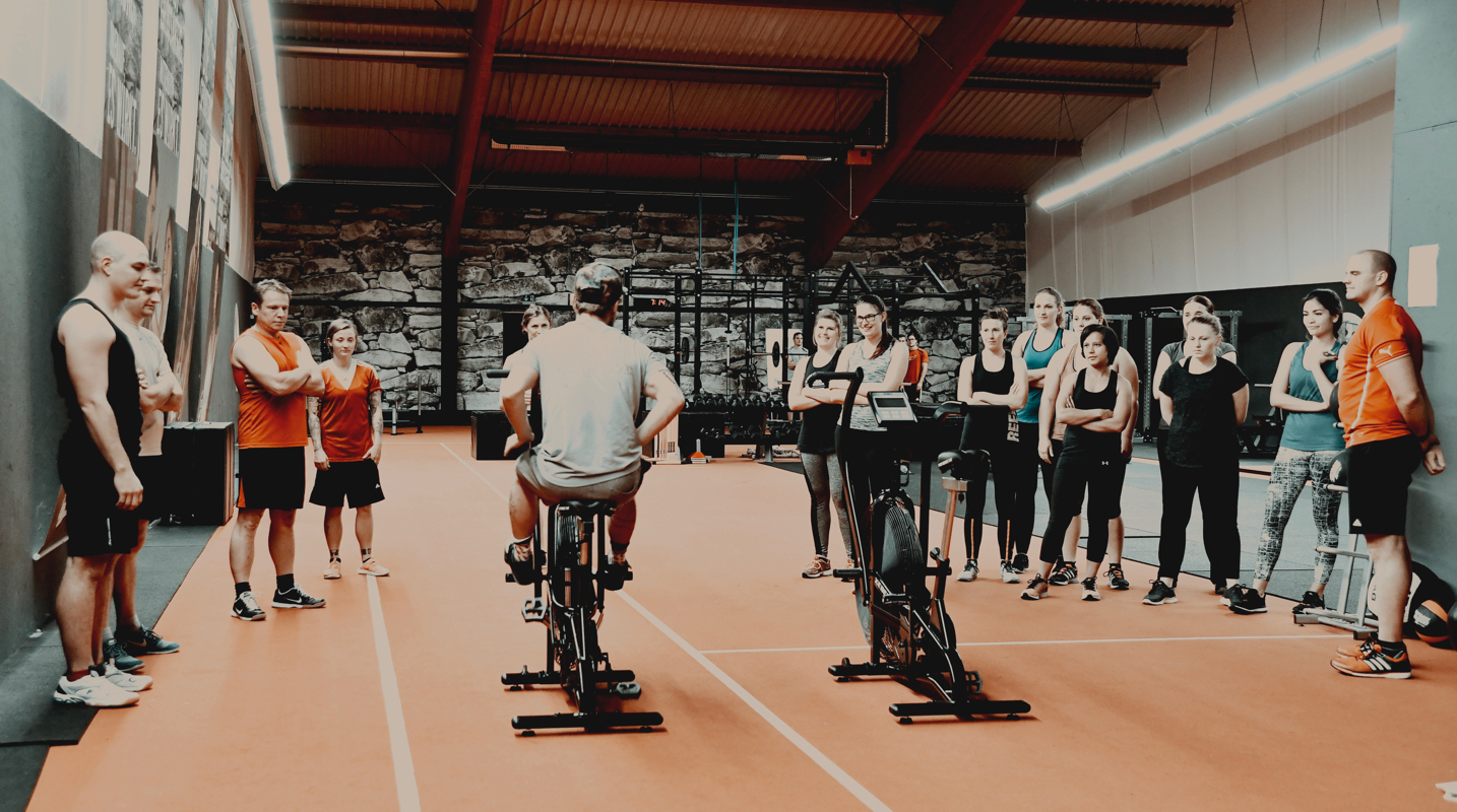 Sweat it Black die ultimative Cross Gym Workout of the Day Cross Fitness Stunde im Beast Mode mit Bastian Lumpp in der Sportwelt Pegnitz